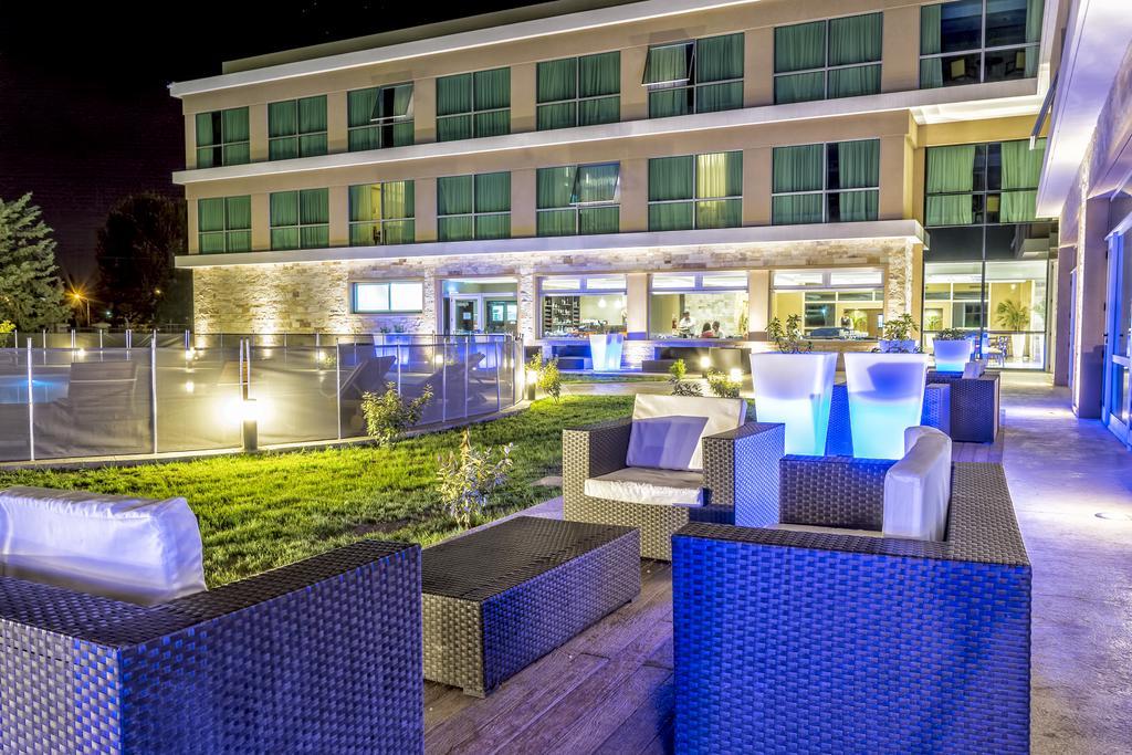 Howard Johnson Neuquen Exterior photo
