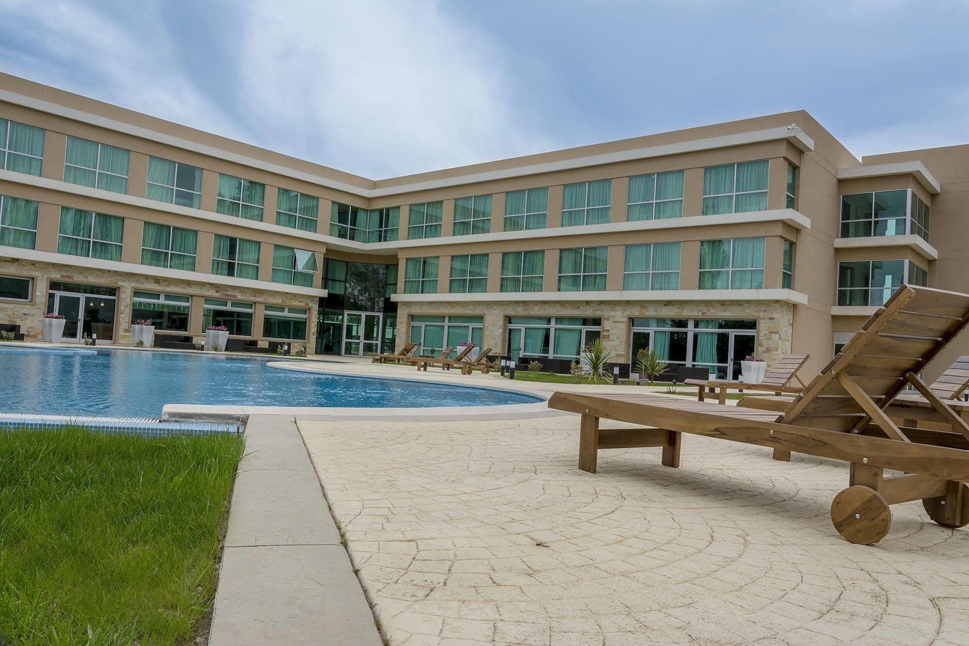Howard Johnson Neuquen Exterior photo